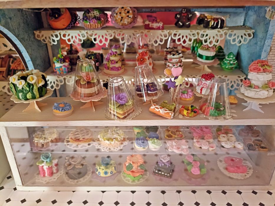 Casa de Bonecas Artesanal  com Loja de Doces e Telhado de Telhas