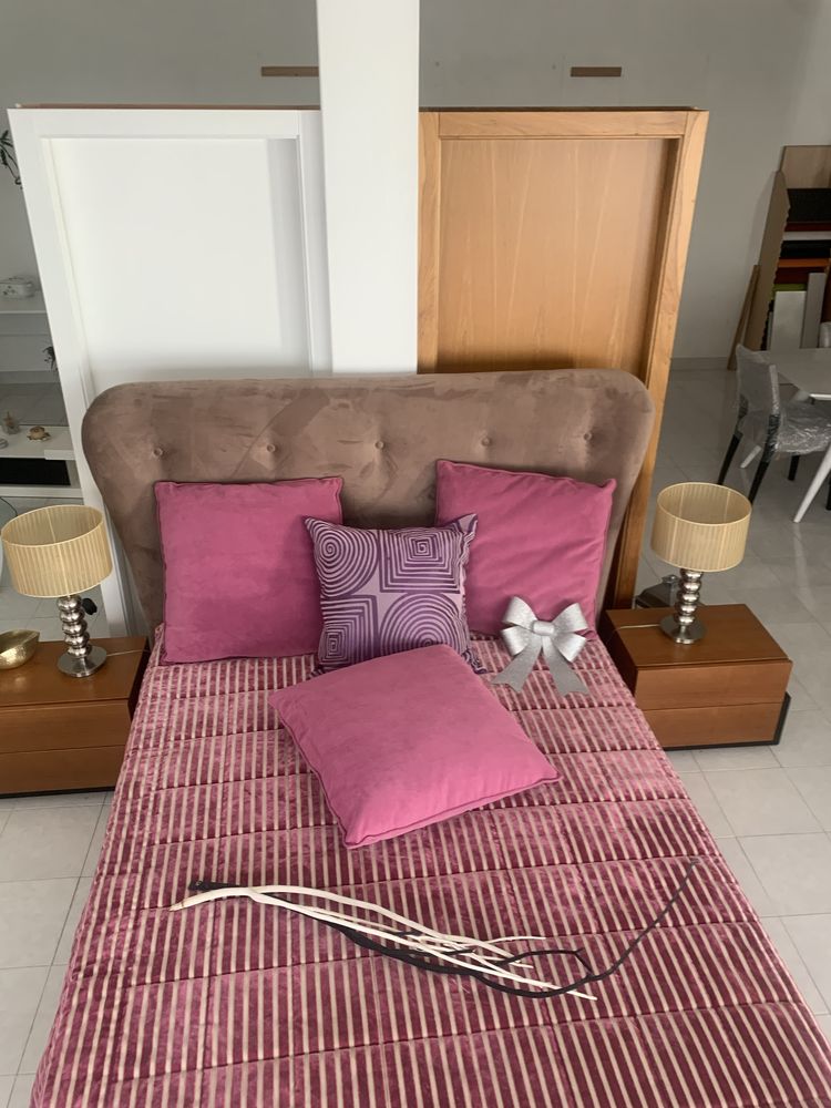 Cama de casal com mesas de cabeceira