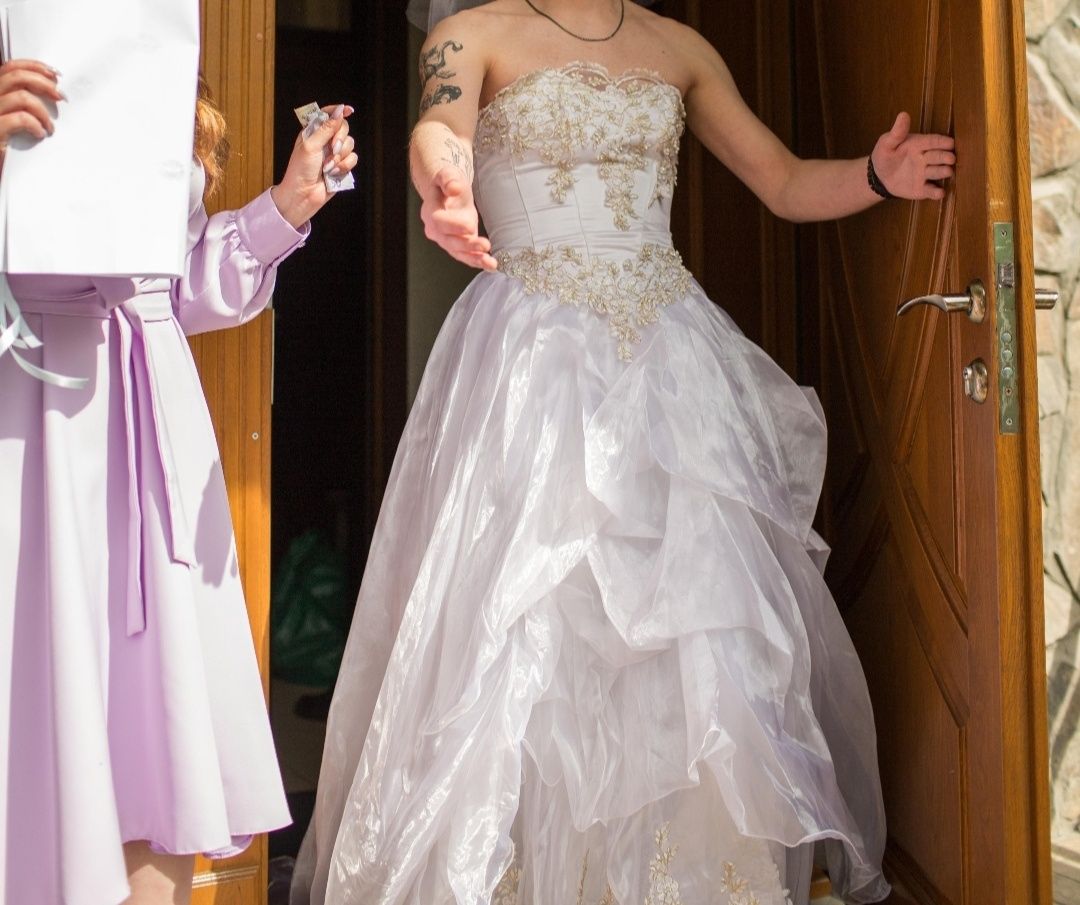 Весільна сукня в гарному стані для конкурсів