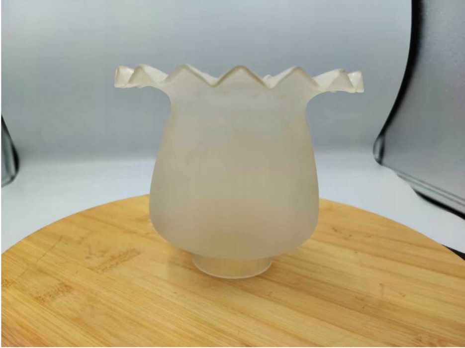 Stary klosz tulipanek na naftowa lampka kinkiet,śr.6 cm.wys.13,5