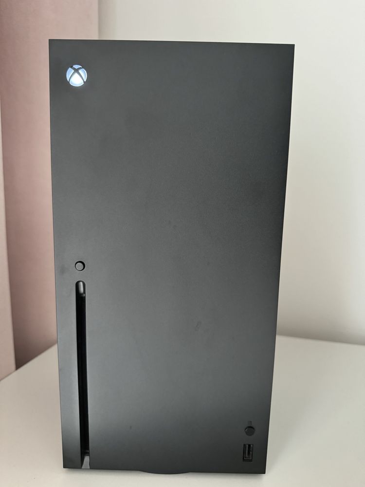 Konsola Xbox Series X z napędem 4K + Ea FC 25, F1 (24), Outlast.