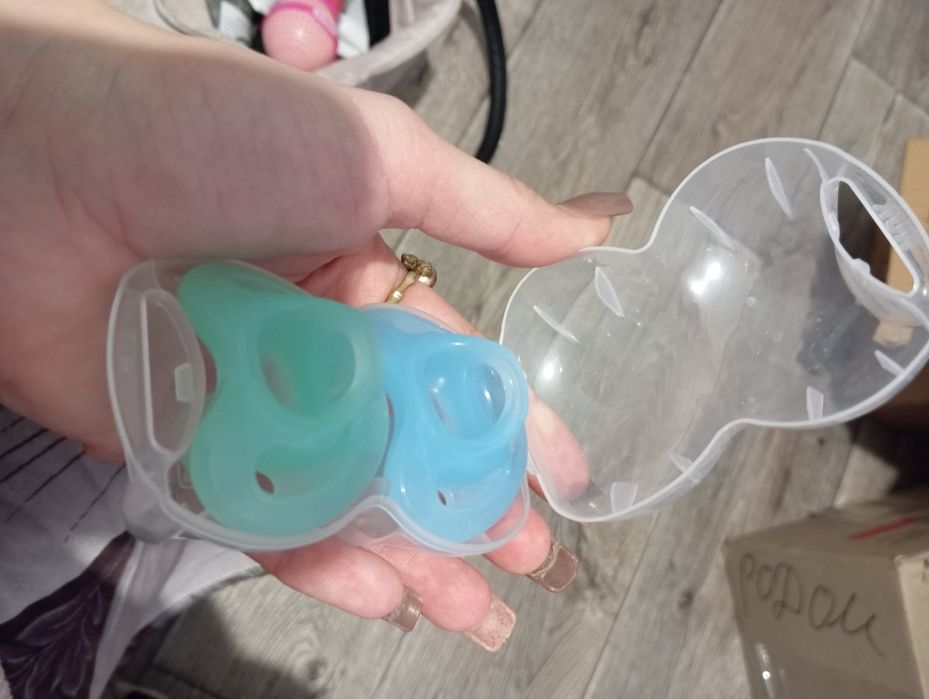 2 нові соски в контейнері