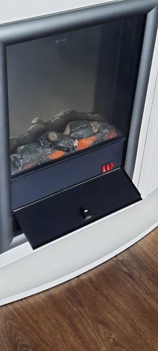 Kominek elektryczny z możliwością grzania