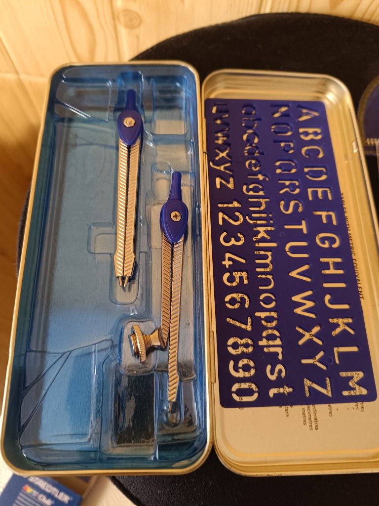 Conjunto de 2 compassos Staedtler com transferidor e 2 esquadros