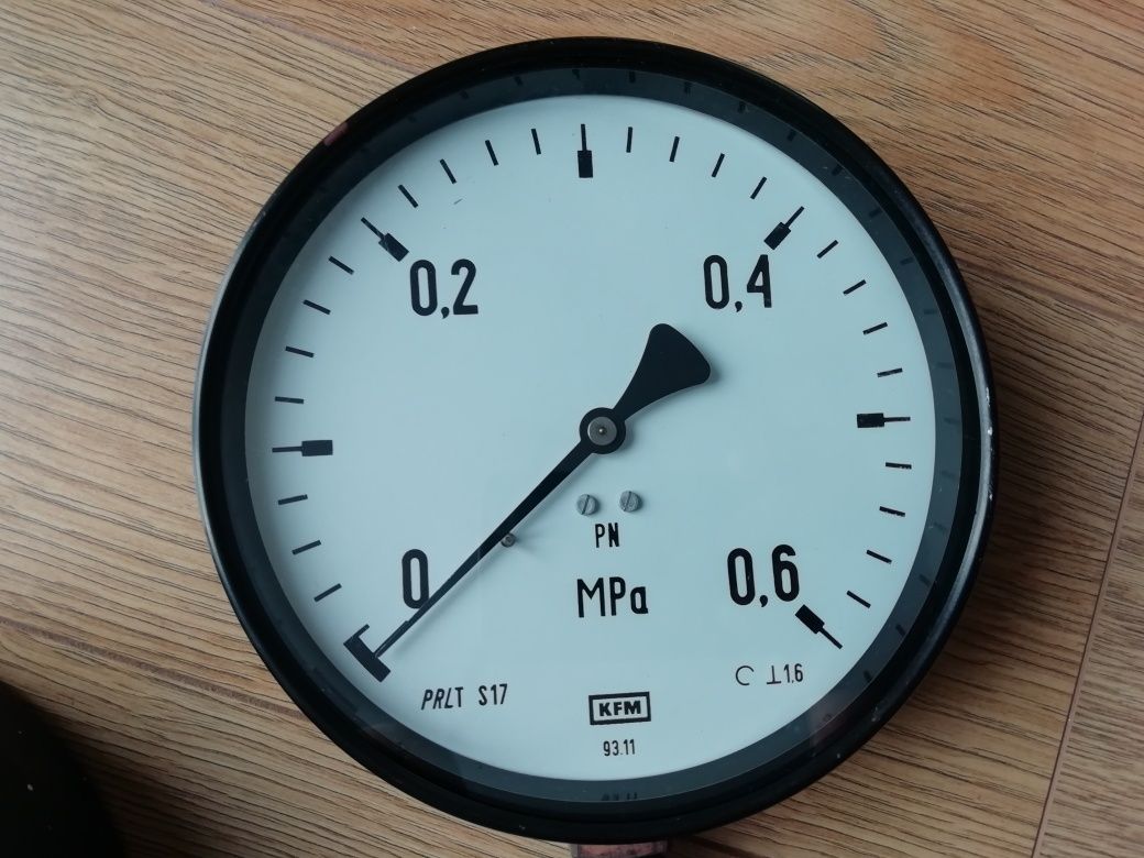 Manometr ciśnienia zakres 0-0,6 MPa, klasa 1,6 z zaworem trójdrogowym