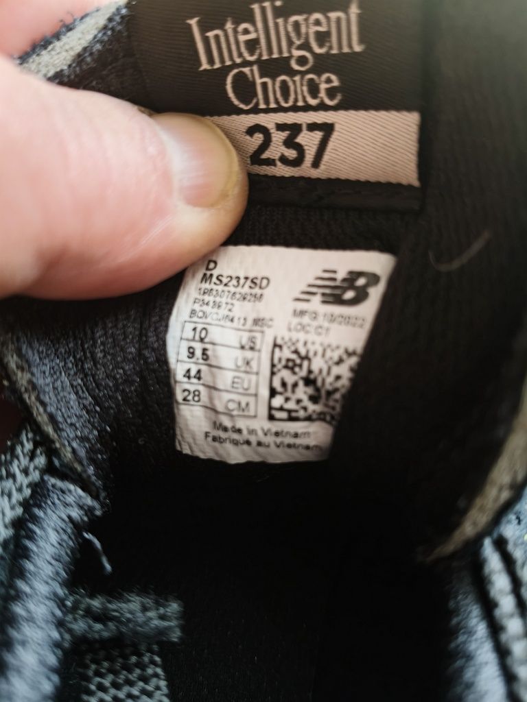 New balance 44 czarne model 237
