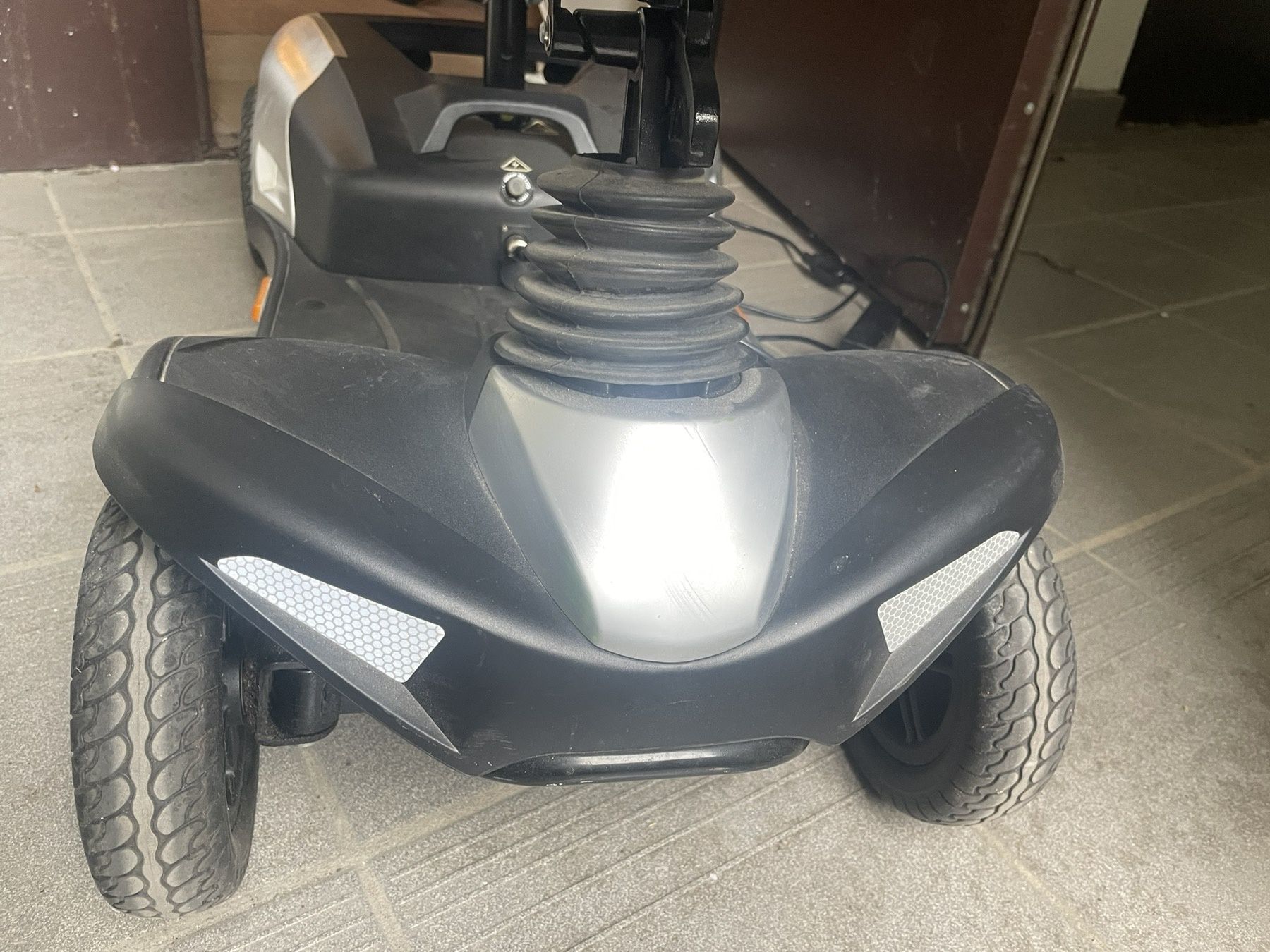 Складний Електроскутер Invacare Colibri для літніх та маломобільних