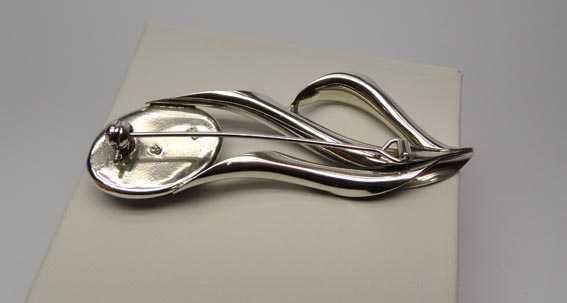 Srebrna broszka z hematytem.