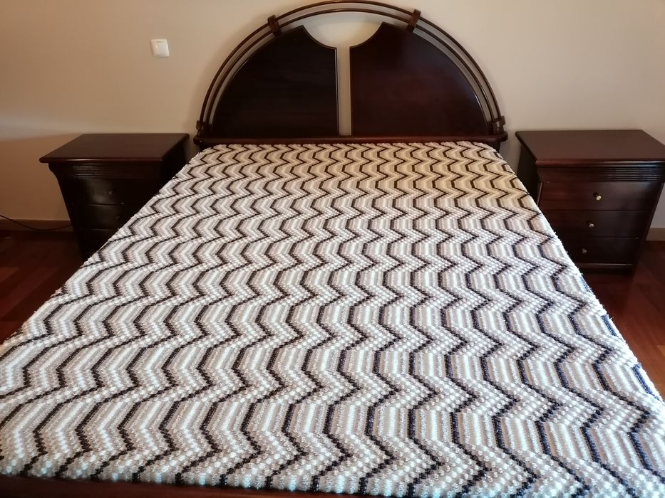 Cama completa + mesinhas cabeceiras