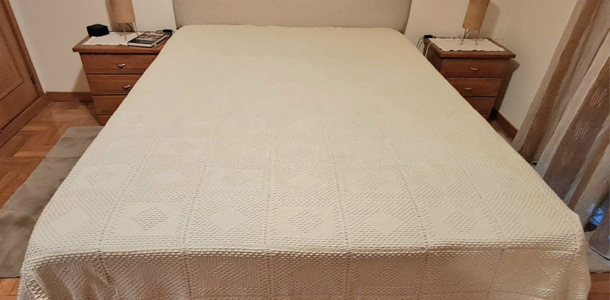 Colcha de cama de casal em crochet.