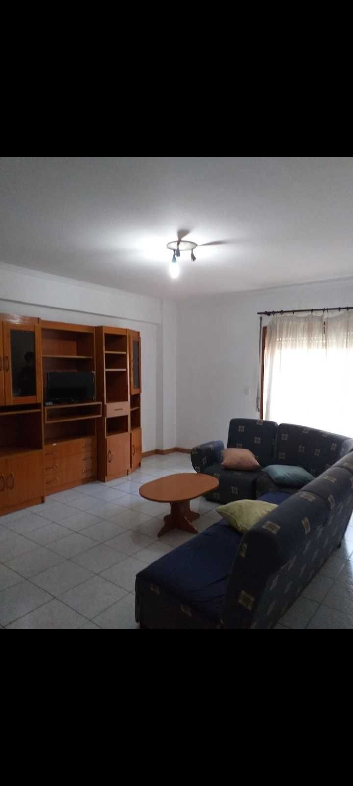 Aluga-se quarto a rapariga estudante