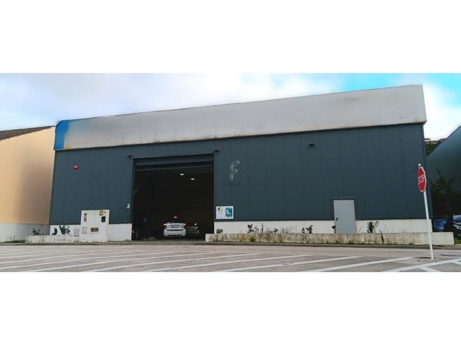 Armazém de construção recente (2020) muito bem localizado.