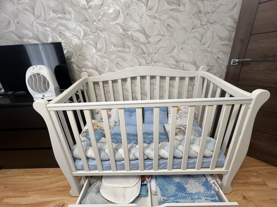 дитяче ліжечко в хорошому стані.