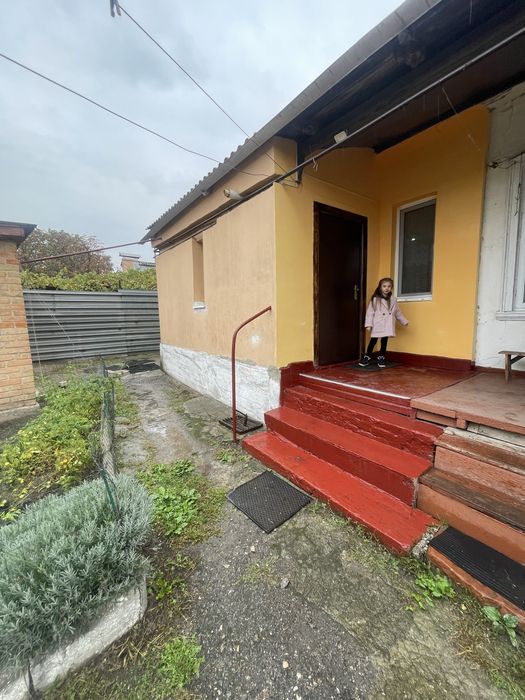 Продам 1/2 будинку в центрі
