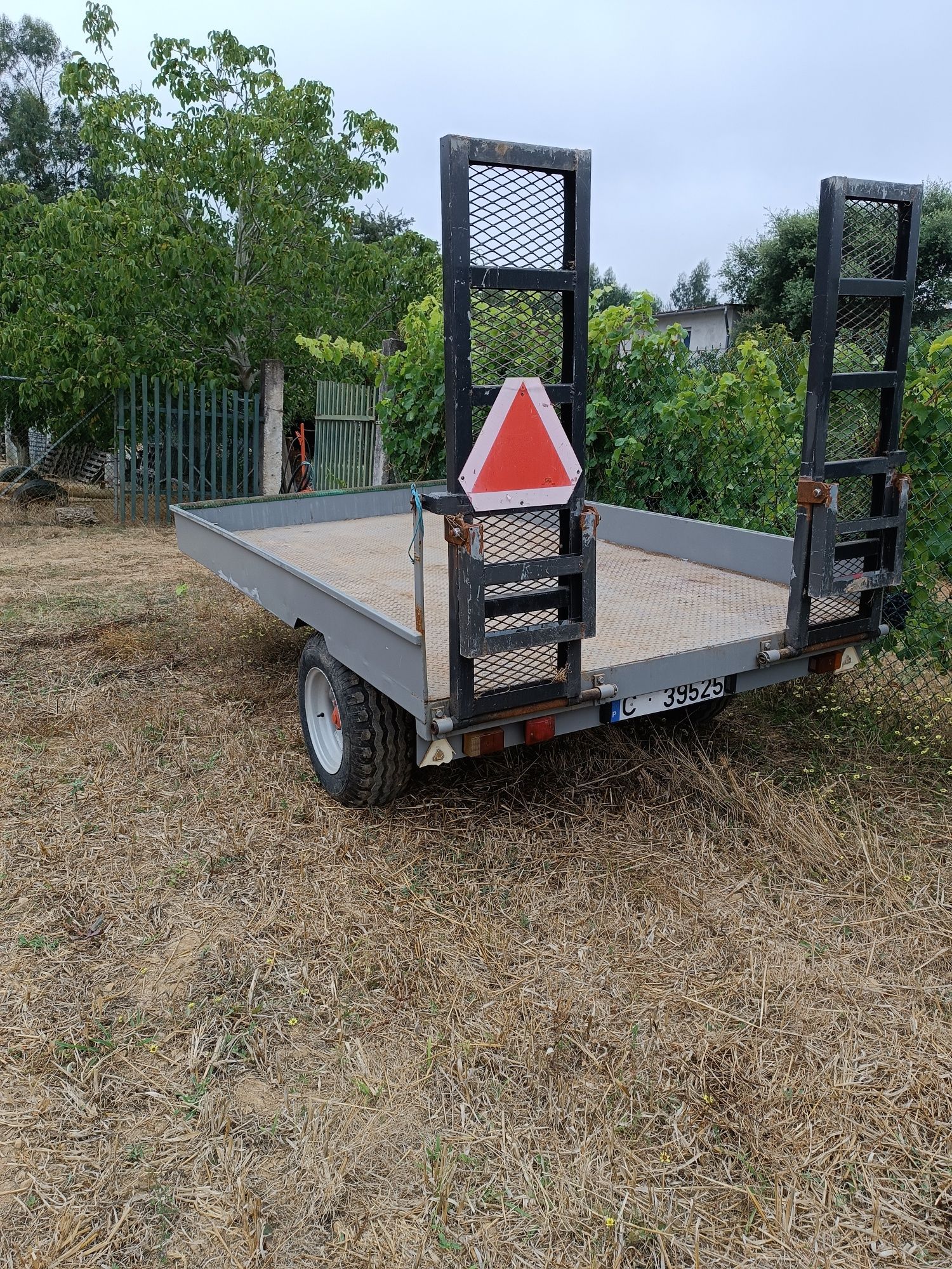 Reboque porta máquinas