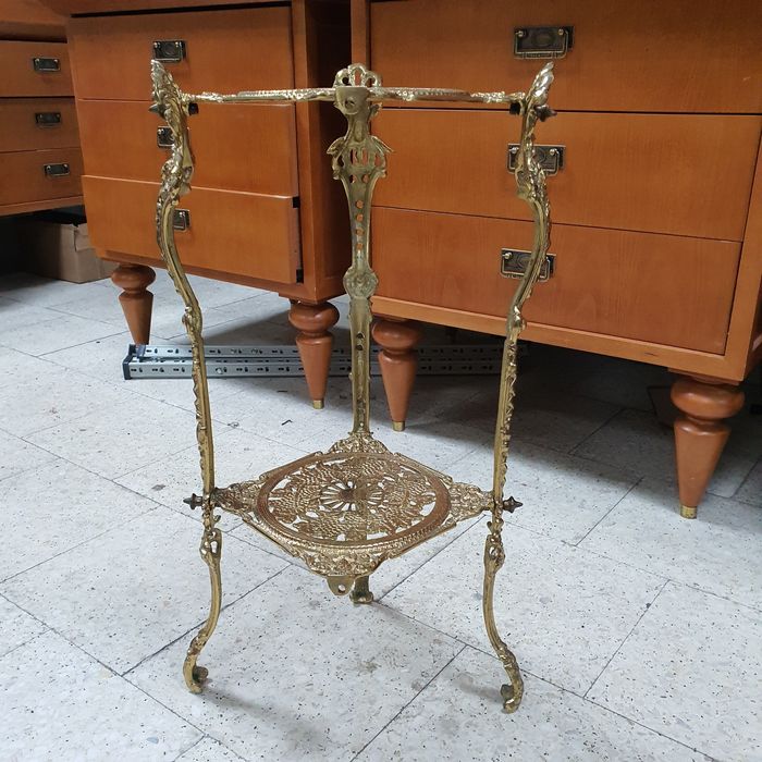 Kwietnik mosiężny stojący na trzech nogach