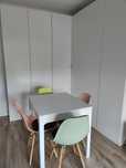 Roupeiro PAX e mesa extensível