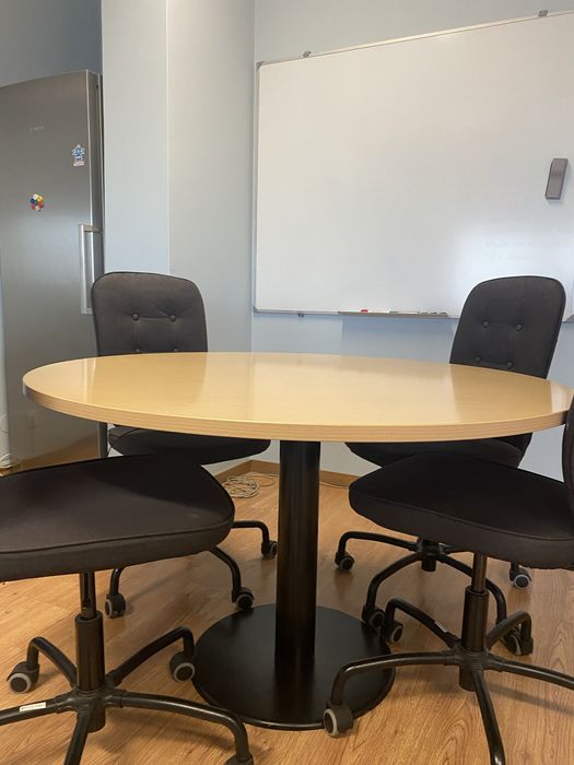 Mesa de reuniões redonda de escritório como nova