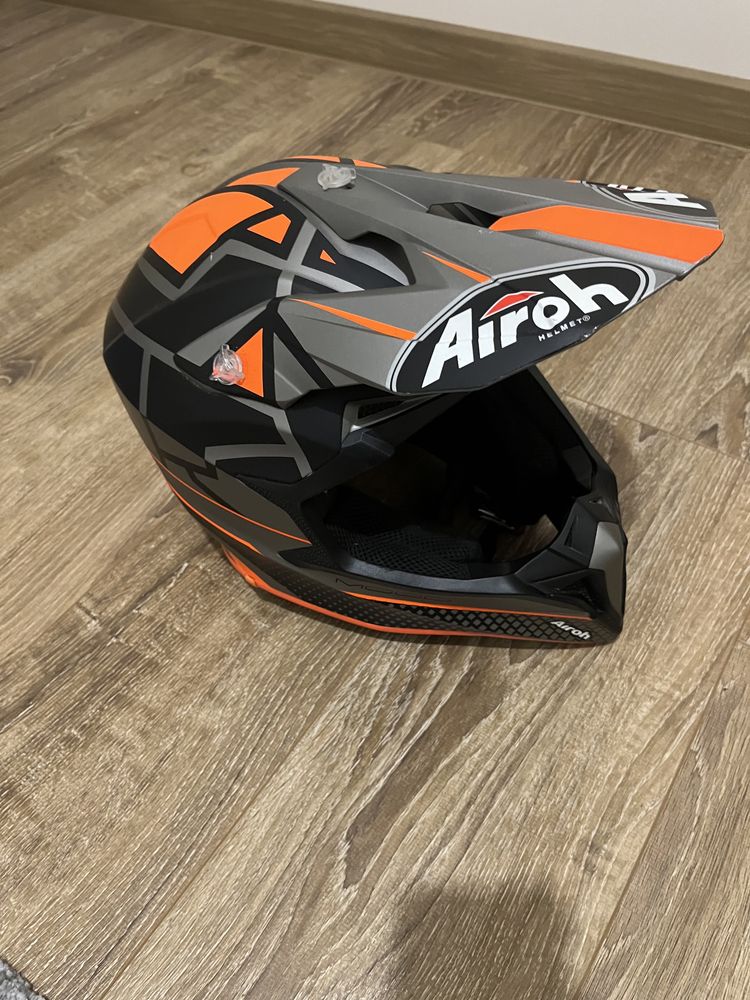 Kask offrodowy motocyklowy firmy Airoh, rozmiar XL