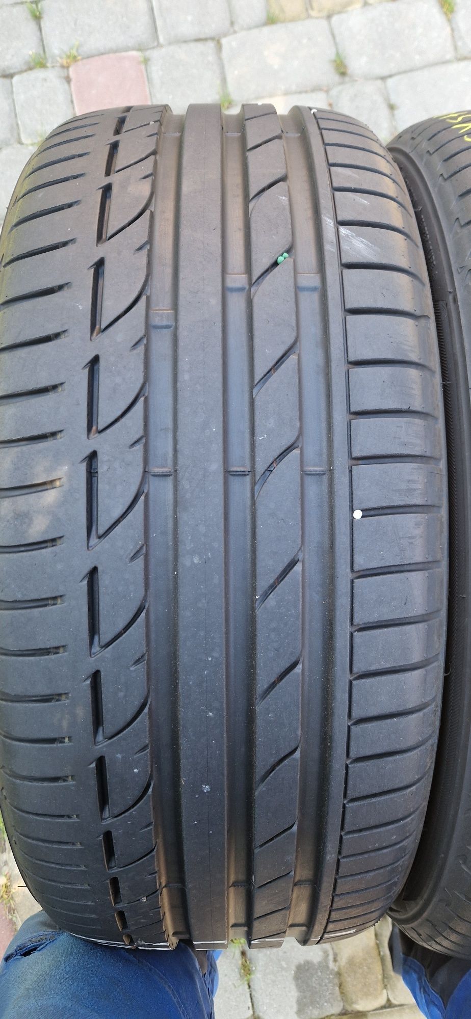 245 40 20 шини Bridgestone 2шт.