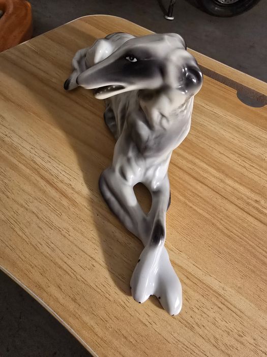 Porcelana PRL figurka psa chart