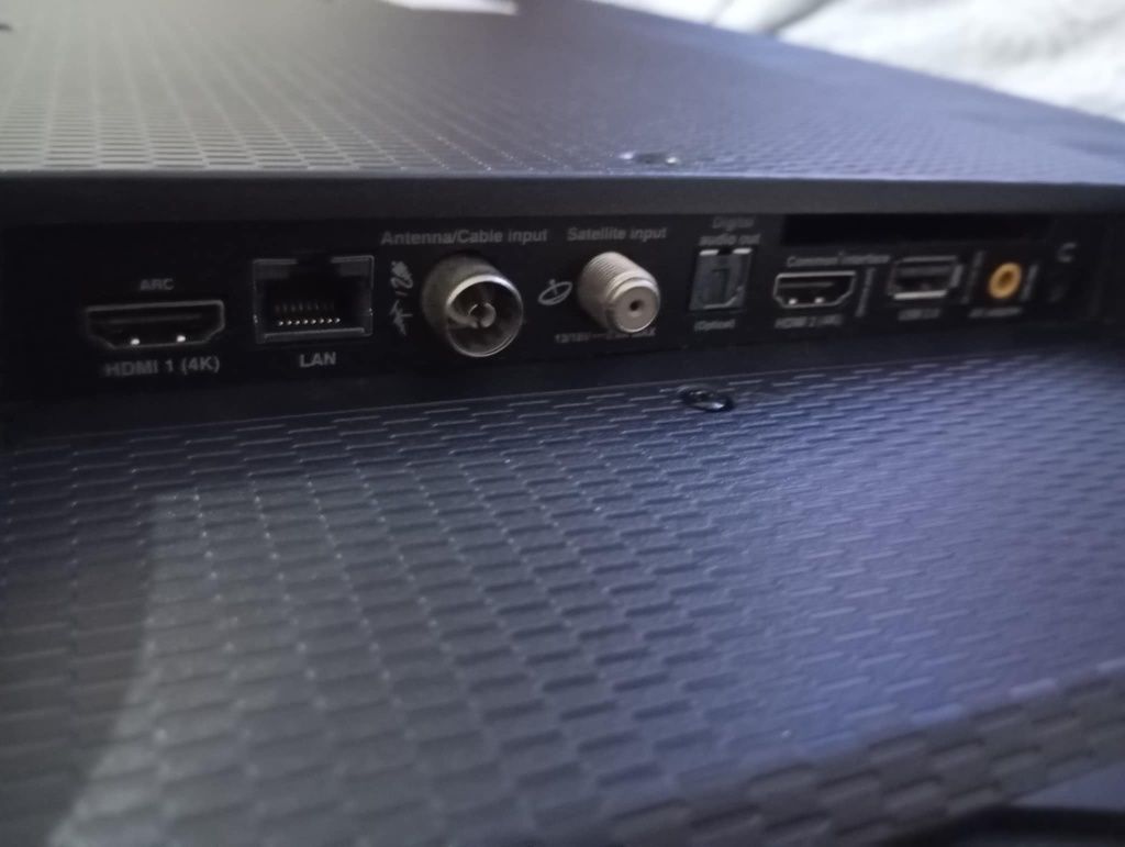 50€ TV LCD ULTRA HD 4K 43 polegadas com ecrã partido entrego em Rio t