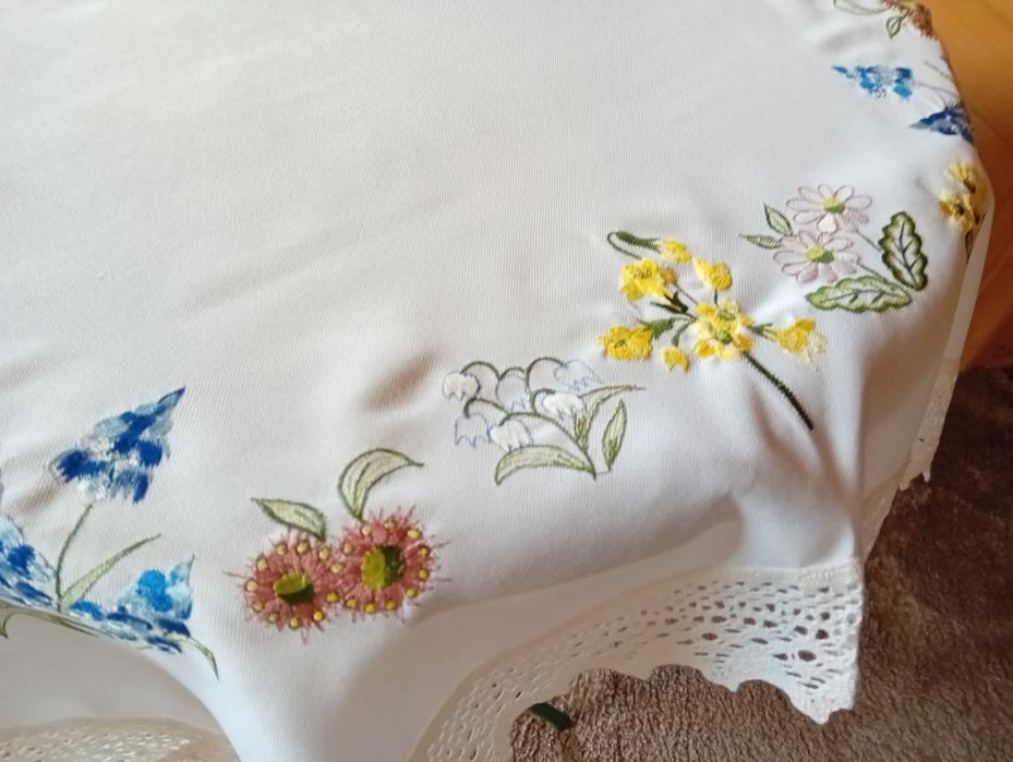 Obrus z haftem kwiatowym