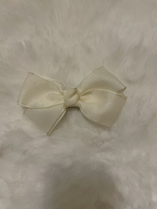 Заколка бантик молочний