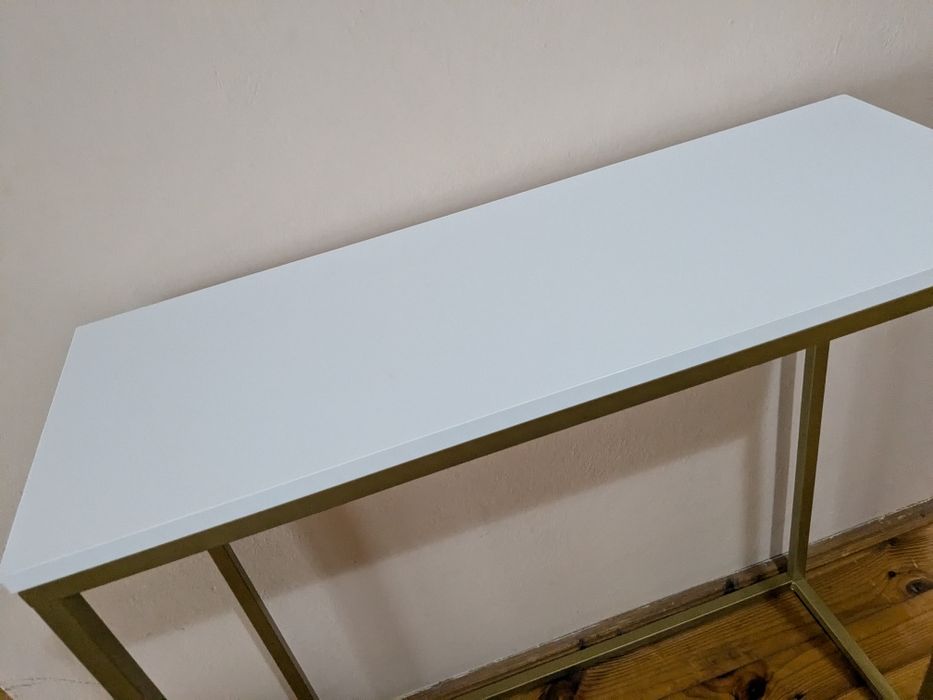 Biała konsola na złotych nóżkach