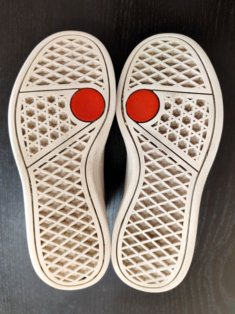 Sapatilhas brancas marca Vans (Tam. 36)