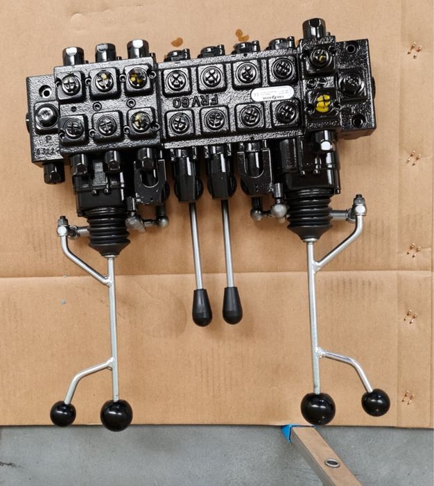 Rozdzielacz hydrauliczny 8 sek FinnRotor 60L Przyczepa Lesna BMF Palms