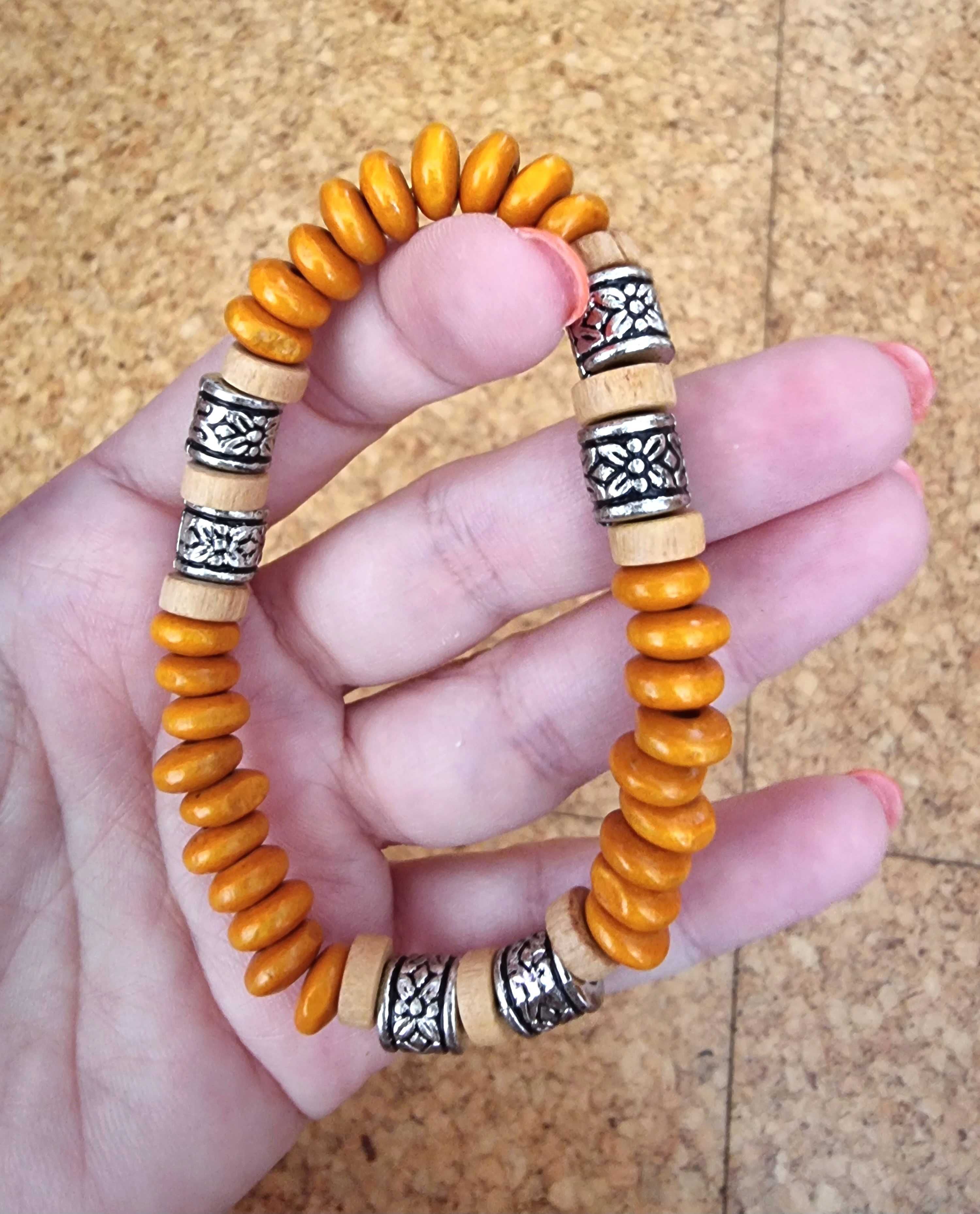 Pulseira laranja, castanha e cinzenta