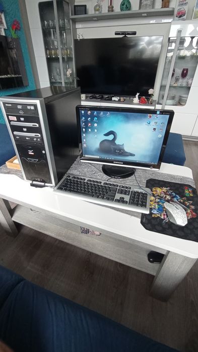 Komputer stacjonarny z monitorem i myszką i klawiaturą