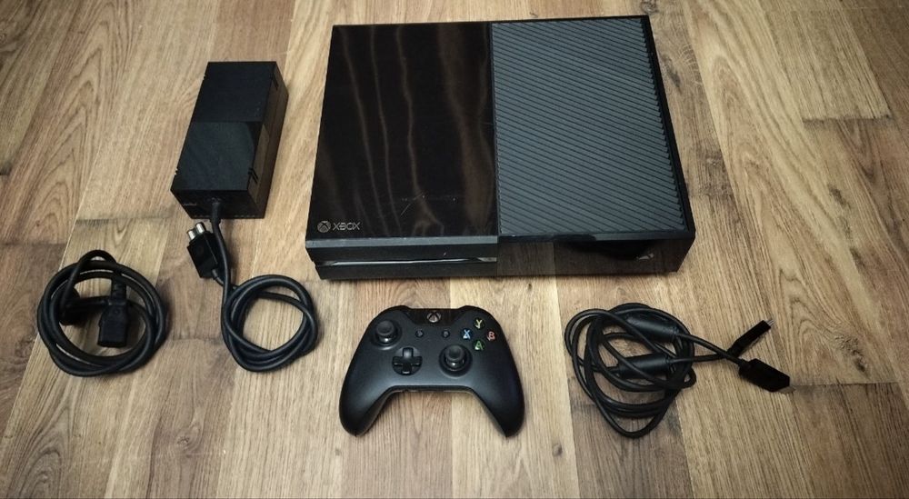 Ігрова приставка xbox one +док станція і акамалятори для геймпадів