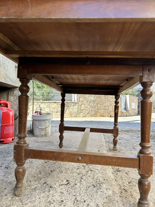 Mesa com 5 cadeiras de madeira