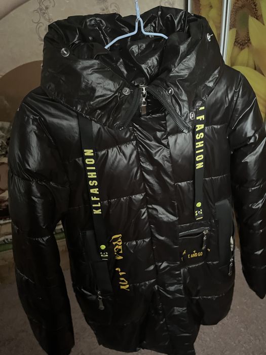 Зимова тепла куртка.Гарно виглядає.На дівчинку підлітка 12 ,13 років.