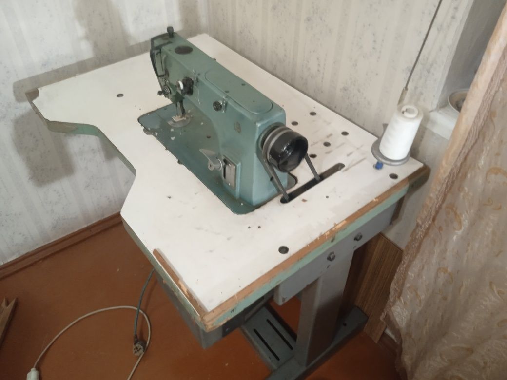Швейная машина/ швейный стол советский