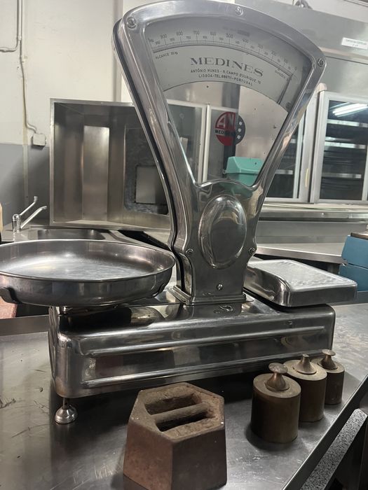 Balança antiga em inox com pesos MEDINES 20kg