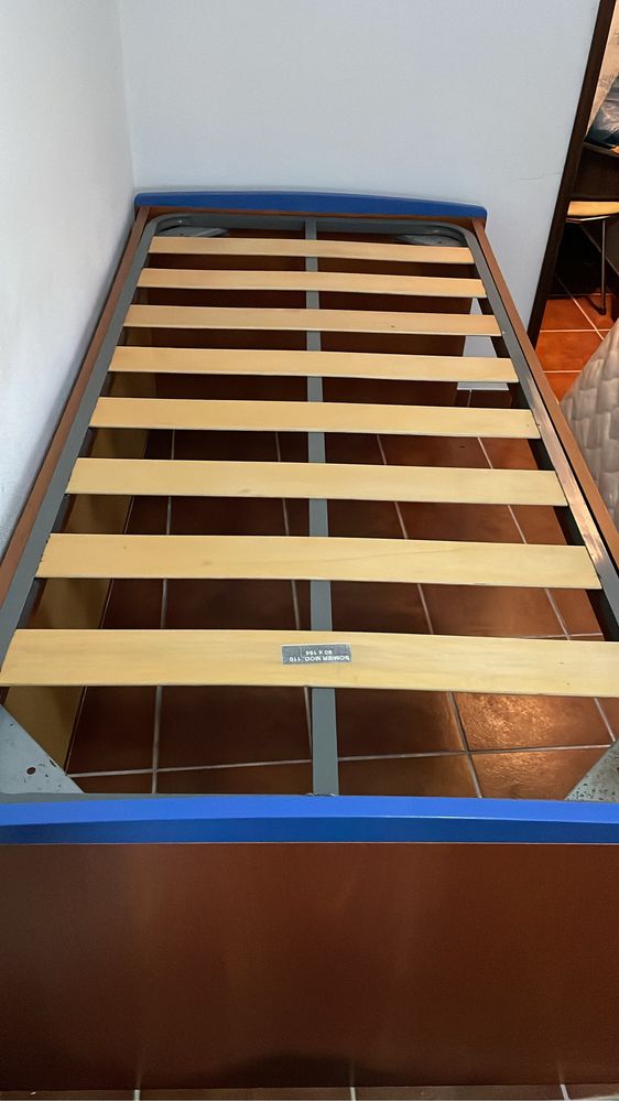 Cama dupla com 2 gavetas de arrumação