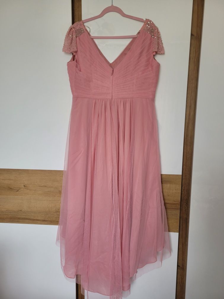 Tiulowa różowa suknia