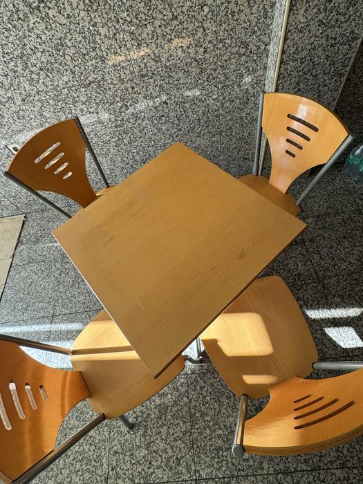 Mesas e cadeiras de café