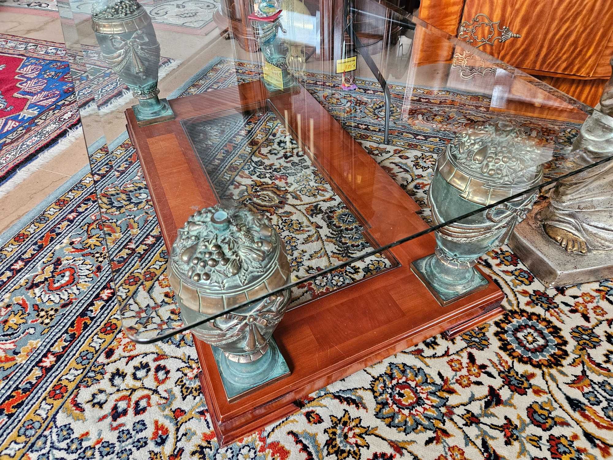 Mesa de centro em madeira com duas bases de vidro