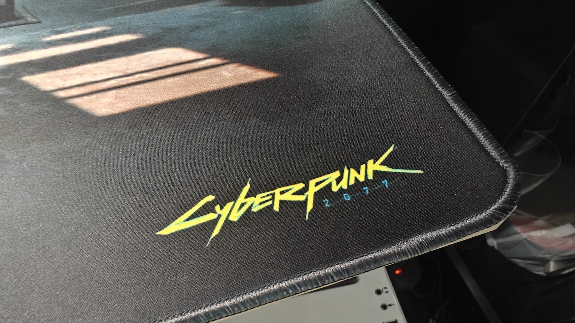 Podkładka gamingowa Cyberpunk 2077 – Garaż Porsche 911