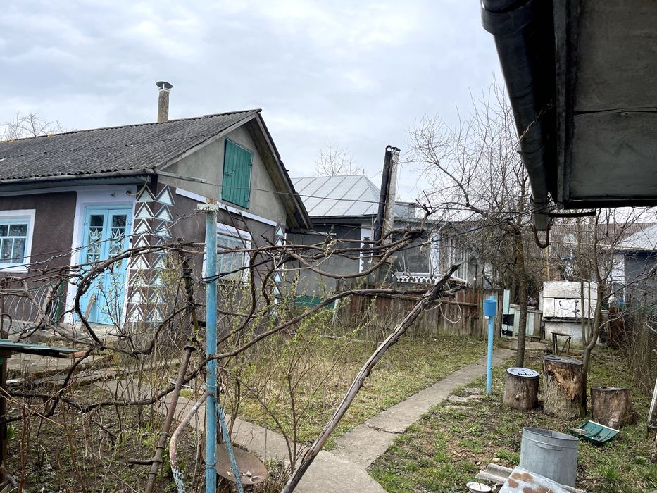 Будинок з господарськими будівлями та земельною ділянкою