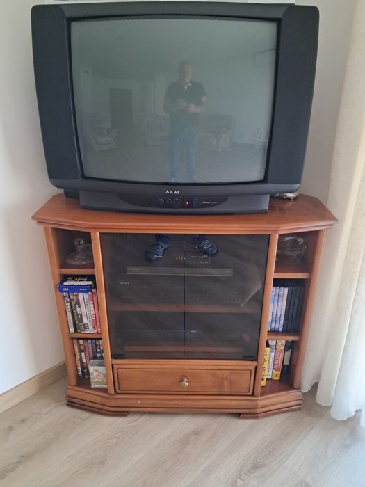 Móvel de televisão em bom estado com televisão antiga mas a trabalhar