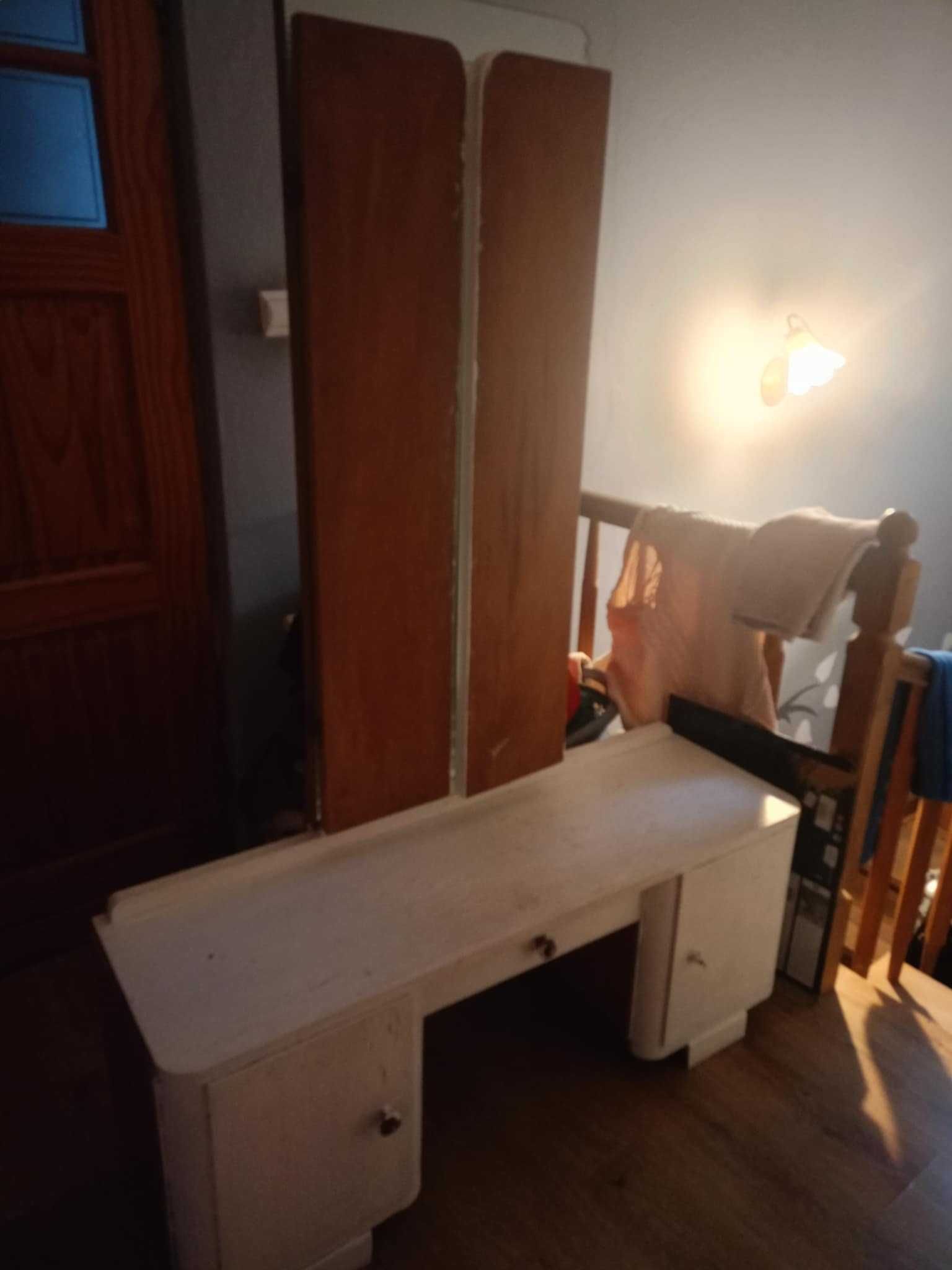 Toaletka z trzema lustrami