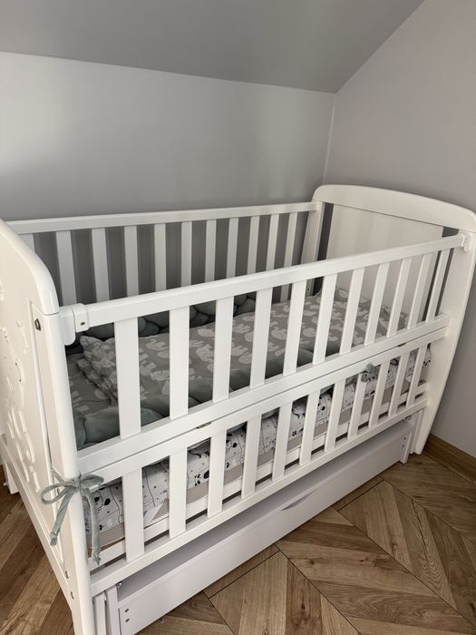 Łóżeczko z funkcją bujania + materac i ochraniacz na materac