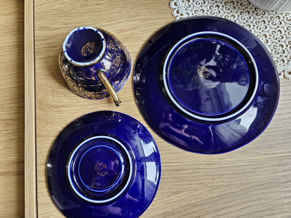 Filiżanka kolekcjonerska , kobaltowa porcelana ze złotymi zdobieniami