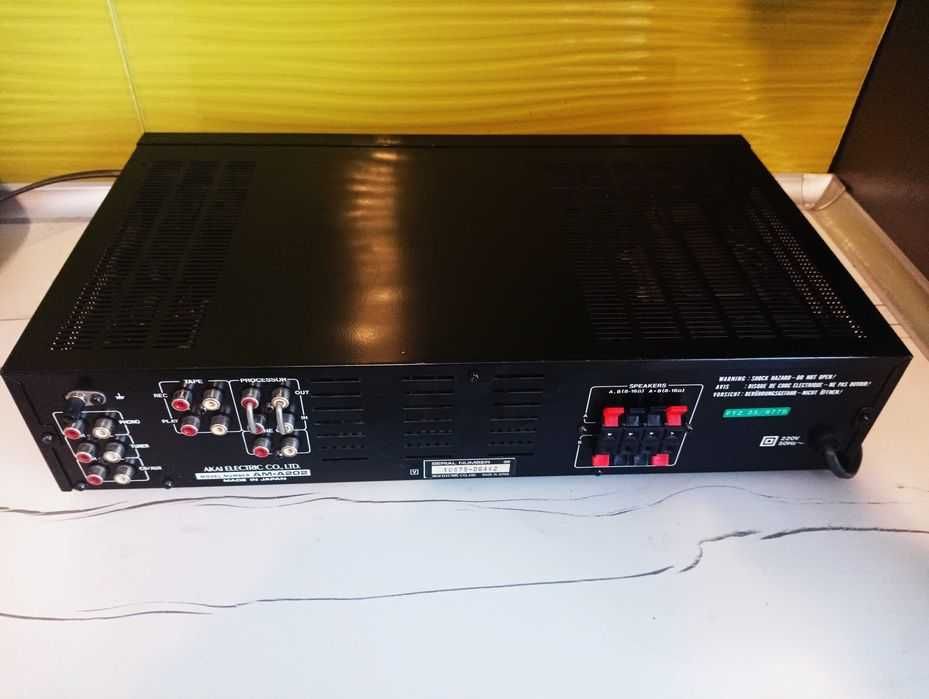 Akai wzmacniacz z korektorem