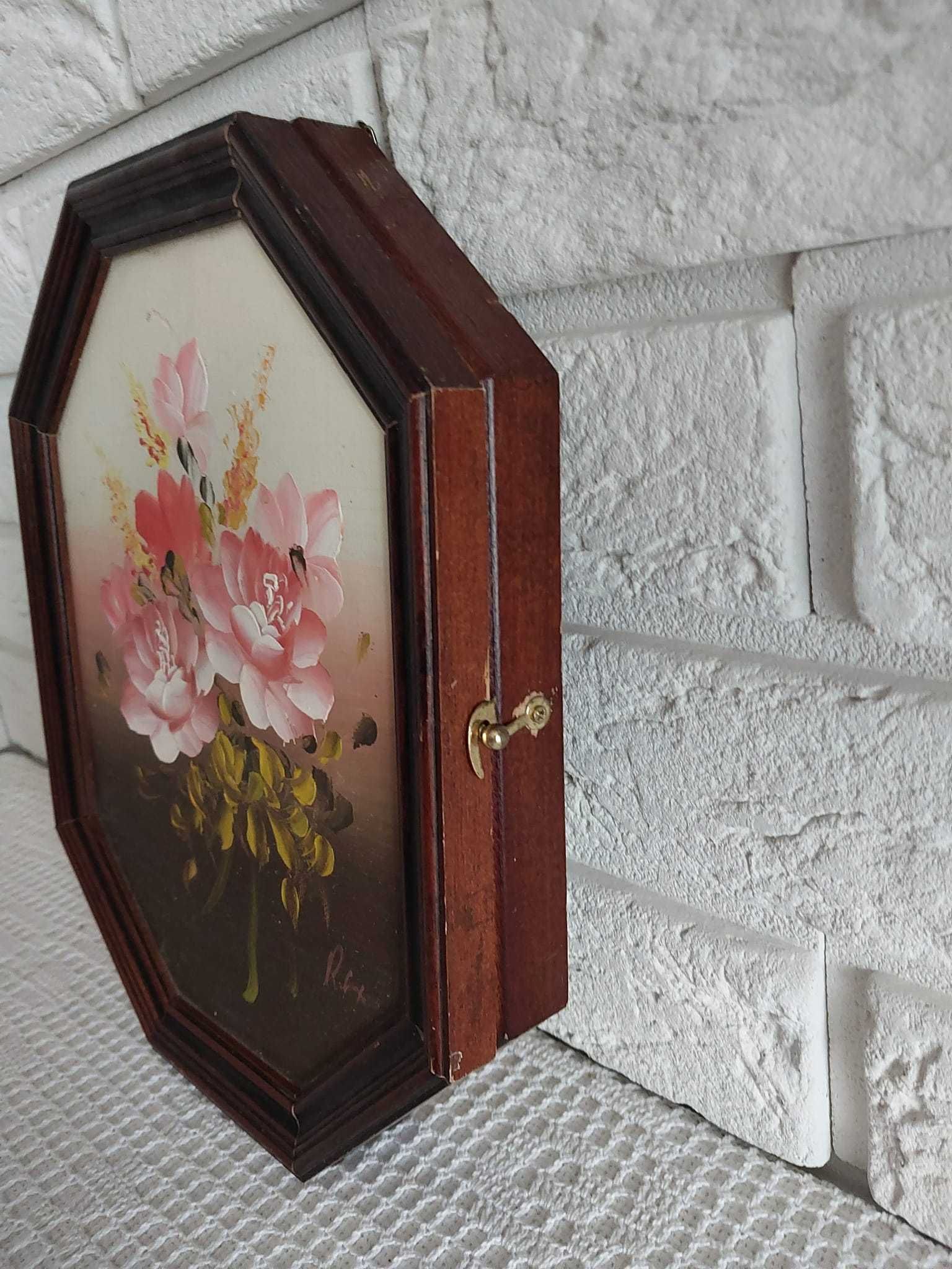 Drewniana skrzynka na klucze ręcznie malowana.